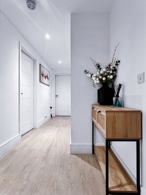 Interior - Luxury 2-Bedroom London Apartment, Near Liverpool Street, Balcony, Free Parking (London)