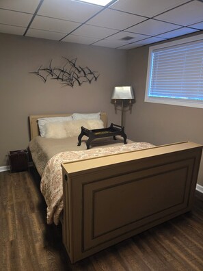 2 bedrooms, iron/ironing board, WiFi, bed sheets - Charming full featured 2-bedroom apartment with WiFi in Stone Mountain!!  (Stone Mountain)