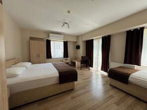 Standard-Dreibettzimmer | Minibar, Zimmersafe, kostenloses WLAN