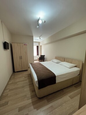 標準雙人或雙床房 | 迷你吧、房內夾萬、免費 Wi-Fi