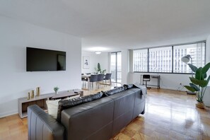 Apartamento, vistas a la ciudad | Zona de estar | Smart TV de 50 pulgadas con canales por cable