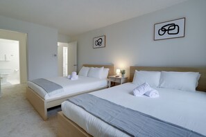 2 bedrooms, premium bedding, blackout drapes, free WiFi - Convenient Apt Near Airport (Arlington)