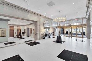 Lobby - Convenient Apt Near Airport (Arlington)