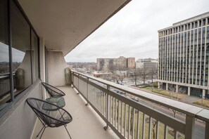 Balcony - Convenient Apt Near Airport (Arlington)