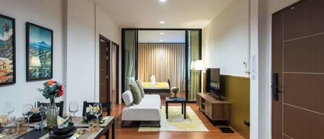 遮光カーテン、アイロン / アイロン台、WiFi (無料)、ベッドシーツ