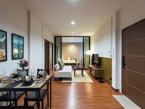 Blackout curtains, iron/ironing board, free WiFi, bed sheets - The City Yaowarat (Bangkok)