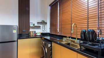 Refrigerador, microondas, utensilios de cocina, mesa de comedor