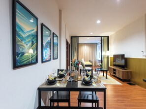 Suite, 3 habitaciones | Cortinas opacas, tabla de planchar con plancha, wifi gratis