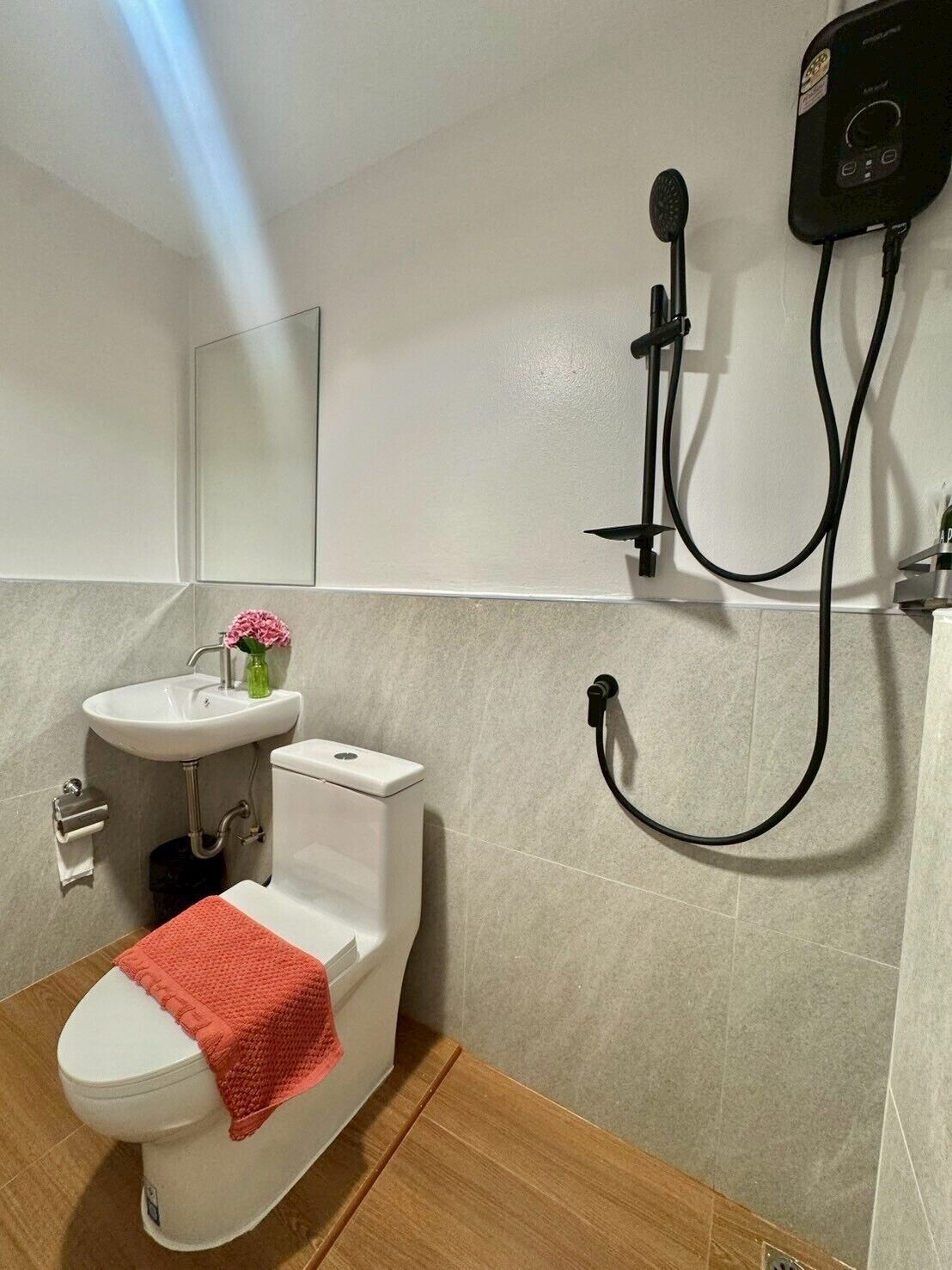 Ein Badezimmer mit Toilette, Waschbecken und Dusche.