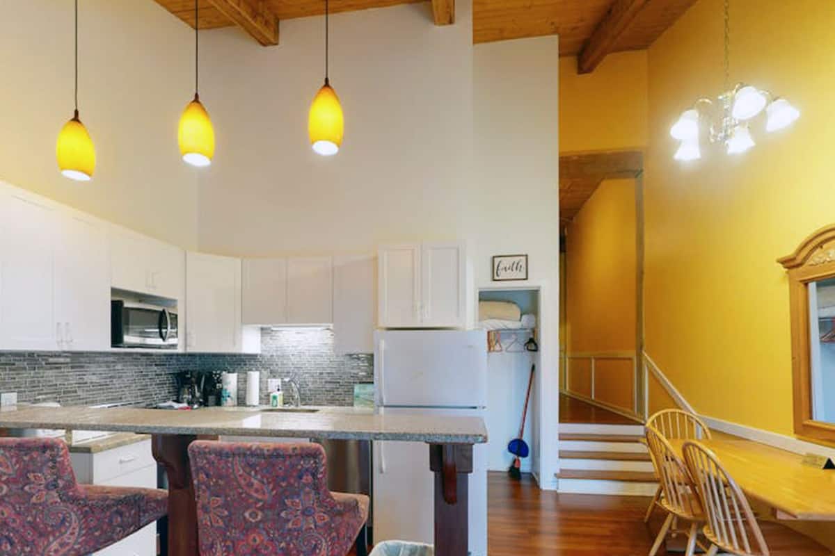Maison en rangée | Espace de travail pour ordinateurs portables, accès au Wi-Fi (inclus)