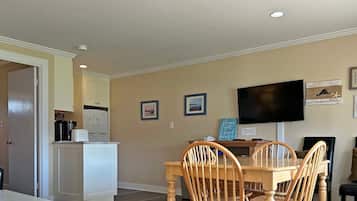 Suite | Free WiFi, bed sheets