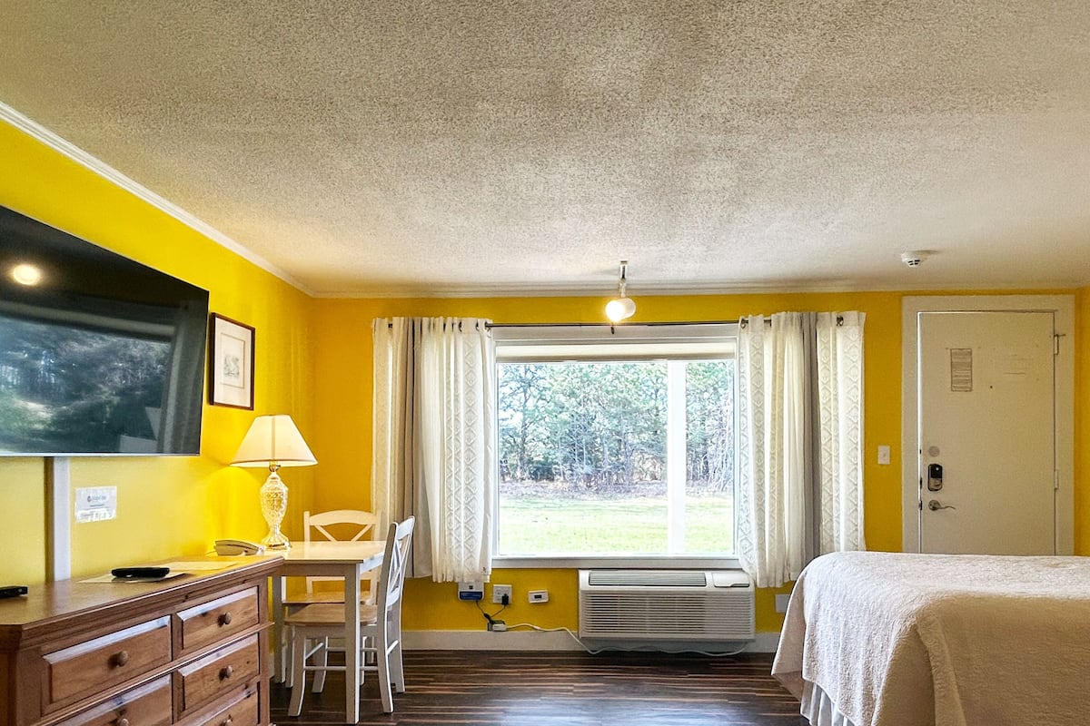 Studio | 2 bedrooms, free WiFi, bed sheets