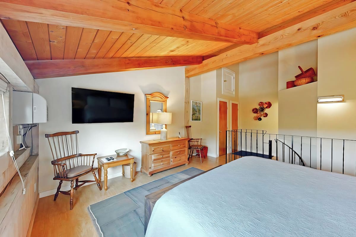 Townhome | 2 bedrooms, free WiFi, bed sheets