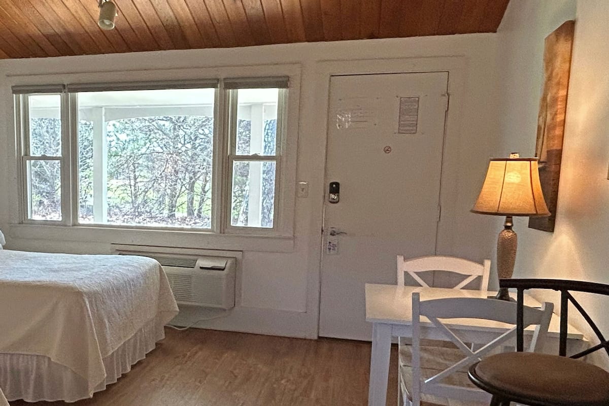 Studio | 2 bedrooms, free WiFi, bed sheets