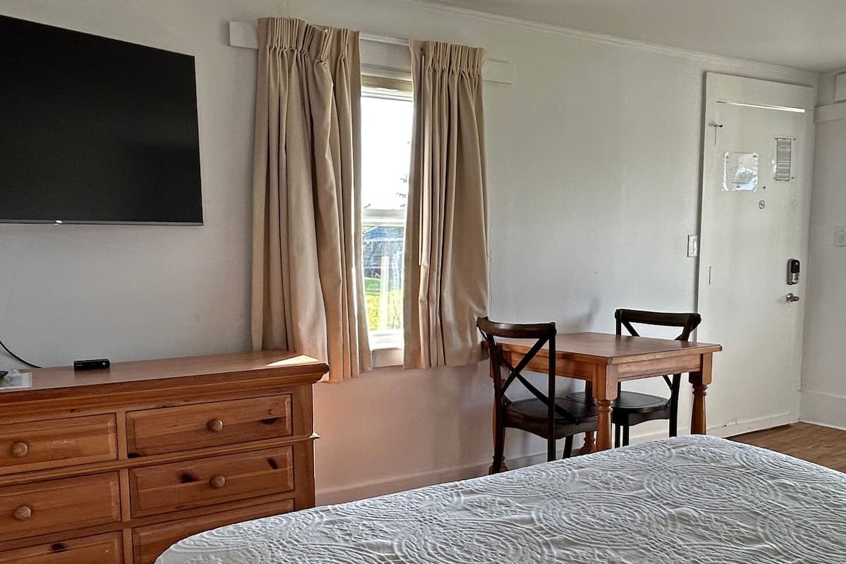 Studio | 2 bedrooms, free WiFi, bed sheets