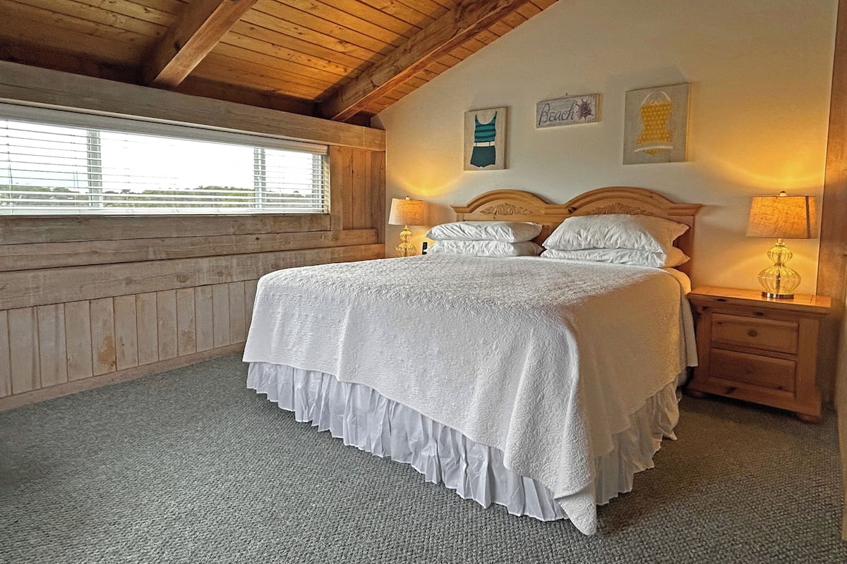 Townhome | 2 bedrooms, free WiFi, bed sheets