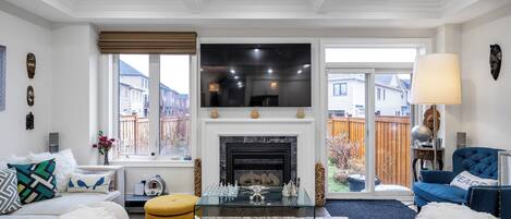 TV connectée, cheminée, livres