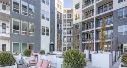Bright 2-Bedroom Condo in Downtown with Parking