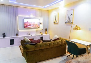 Comfort Apartment, Balcony, City View | Living area