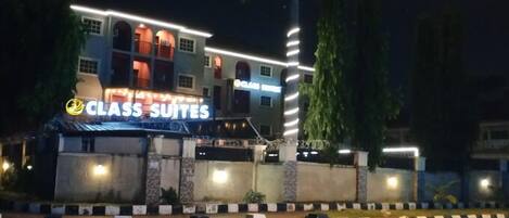 Ein Hotel mit einer Fassade und einem Schild, auf dem „CLASS SUITES“ steht.