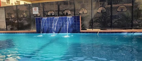 Swim-up bar