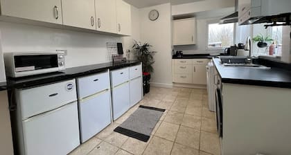 Charming House • Sleeps 6 • Free Parking • Fast WiFi • Smart TV