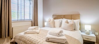 Charming 2 Bedroom 2 Bathroom Flat • Free Parking • Sky TV