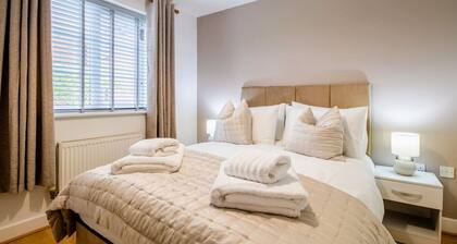 Charming 2 Bedroom 2 Bathroom Flat • Free Parking • Sky TV
