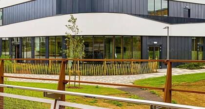 Charming 2 Bedroom 2 Bathroom Flat • Free Parking • Sky TV