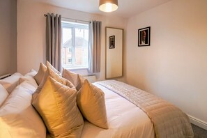 3 habitaciones, escritorio y tabla de planchar con plancha 