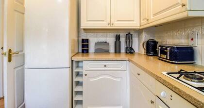 Grange House • Sleeps 6 • Driveway Parking • Sky TV • Fast WiFi • Self-Check-In • Yoko Property