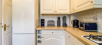 Grange House • Sleeps 6 • Driveway Parking • Sky TV • Fast WiFi • Self-Check-In • Yoko Property