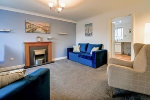 Smart TV - Welcoming House • Sleeps 6 • Free Parking • Sky TV • Fast Wifi (West Northamptonshire)