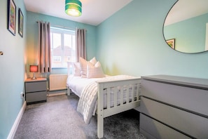 3 Schlafzimmer, Schreibtisch, Bügeleisen/Bügelbrett, Reisekinderbett