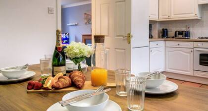 Welcoming House • Sleeps 6 • Free Parking • Sky TV • Fast Wifi