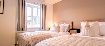 Grange House • Sleeps 6 • Driveway Parking • Sky TV • Fast WiFi • Self-Check-In • Yoko Property