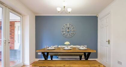 Grange House • Sleeps 6 • Driveway Parking • Sky TV • Fast WiFi • Self-Check-In • Yoko Property