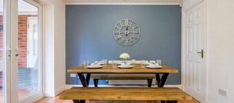 Grange House • Sleeps 6 • Driveway Parking • Sky TV • Fast WiFi • Self-Check-In • Yoko Property