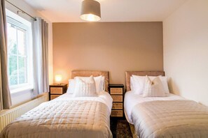 3 soverom, skrivebord, strykejern/-brett og reiseseng for barn