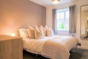 3 Schlafzimmer, Schreibtisch, Bügeleisen/Bügelbrett, Reisekinderbett