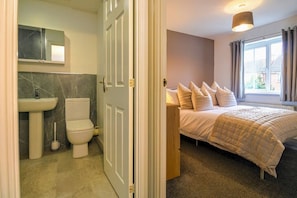 Hair dryer, towels - Grange House • Sleeps 6 • Driveway Parking • Sky TV • Fast WiFi • Self-Check-In • Yoko Property (West Northamptonshire)