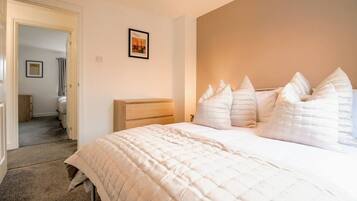 3 bedrooms, desk, iron/ironing board, travel crib