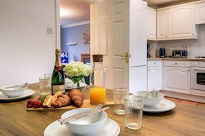 Dining - Grange House • Sleeps 6 • Driveway Parking • Sky TV • Fast WiFi • Self-Check-In • Yoko Property (West Northamptonshire)