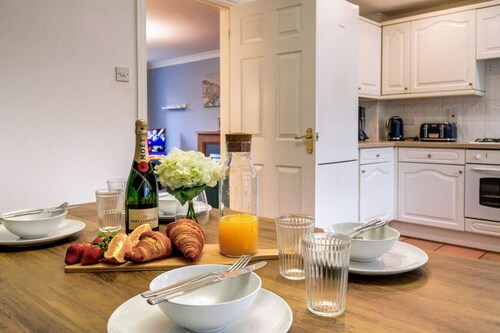 Grange House • Sleeps 6 • Driveway Parking • Sky TV • Fast WiFi • Self-Check-In • Yoko Property