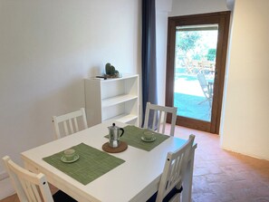 Departamento Deluxe, vista al jardín | Cocina privada | Refrigerador, parrilla de estufa y utensilios de cocina 