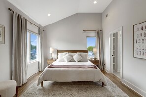 Desk, iron/ironing board, WiFi, bed sheets - High-End Modern Home: Mid-Century Style: 3 Bed, 3.5 Bath, Garage, GREAT LOCATION (Nashville)