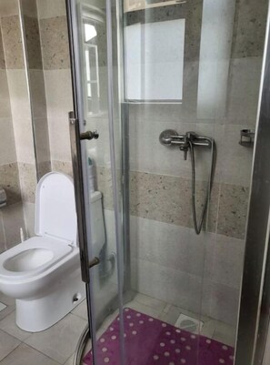 Hair dryer, towels, toilet paper - Equator suites, a home from home

 (Nairobi)