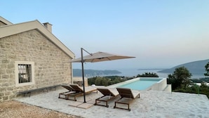 Terrace/patio - Dreamlike stone house by the sea: luxury with infinity pool and panoramic views (Herceg Novi)