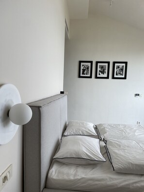 4 bedrooms, desk, WiFi, bed sheets