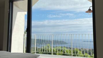 4 bedrooms, desk, WiFi, bed sheets